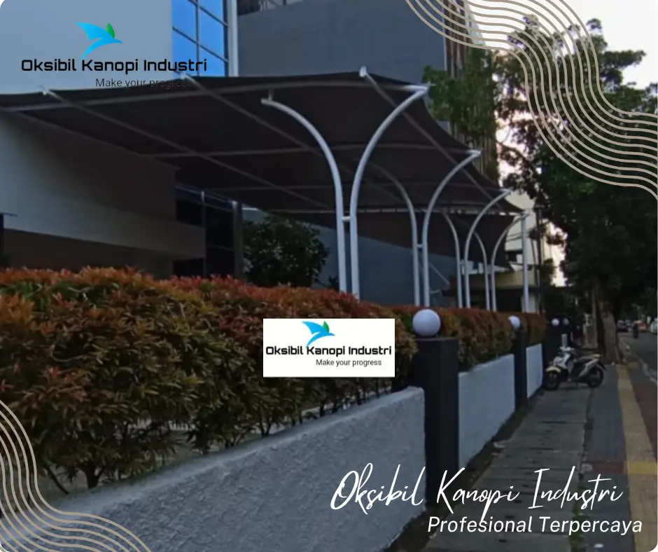 Proses pasang kanopi membrane oleh tim profesional
