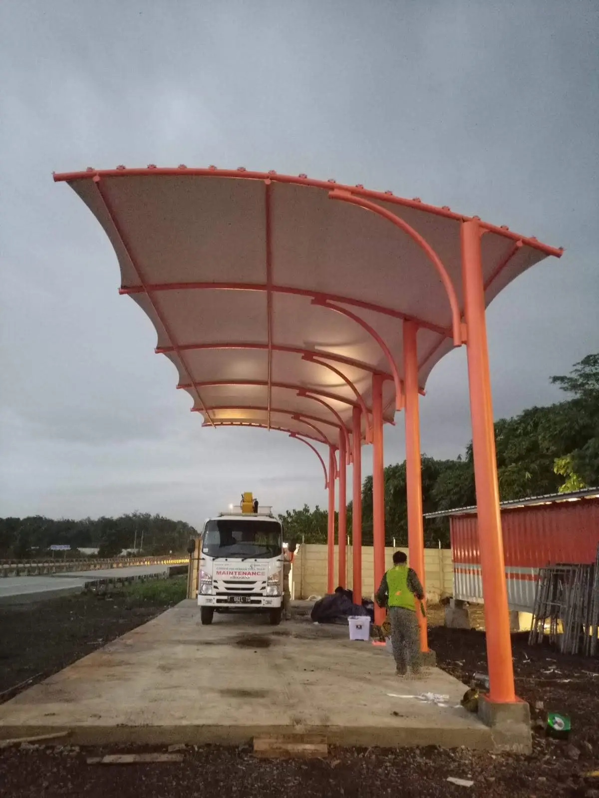 Kanopi membran Mighty untuk parkiran truk di Tol Cipali