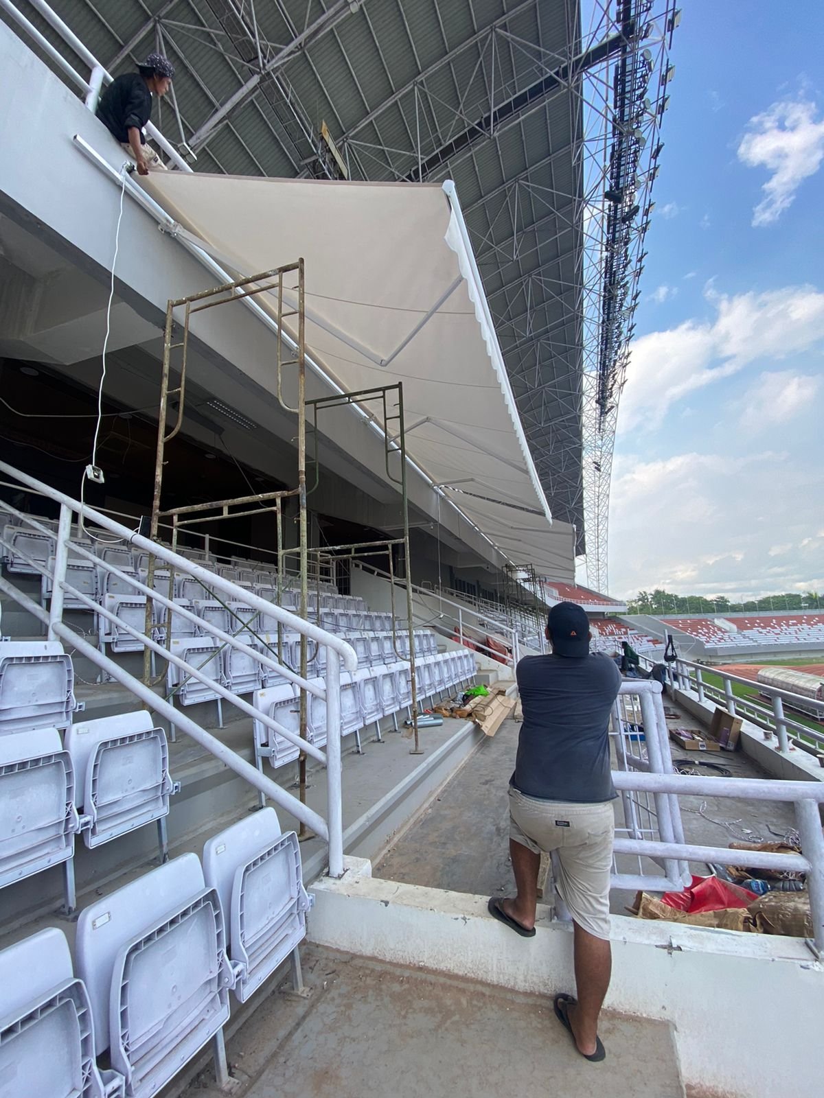 Proyek Awning Gulung Stadion