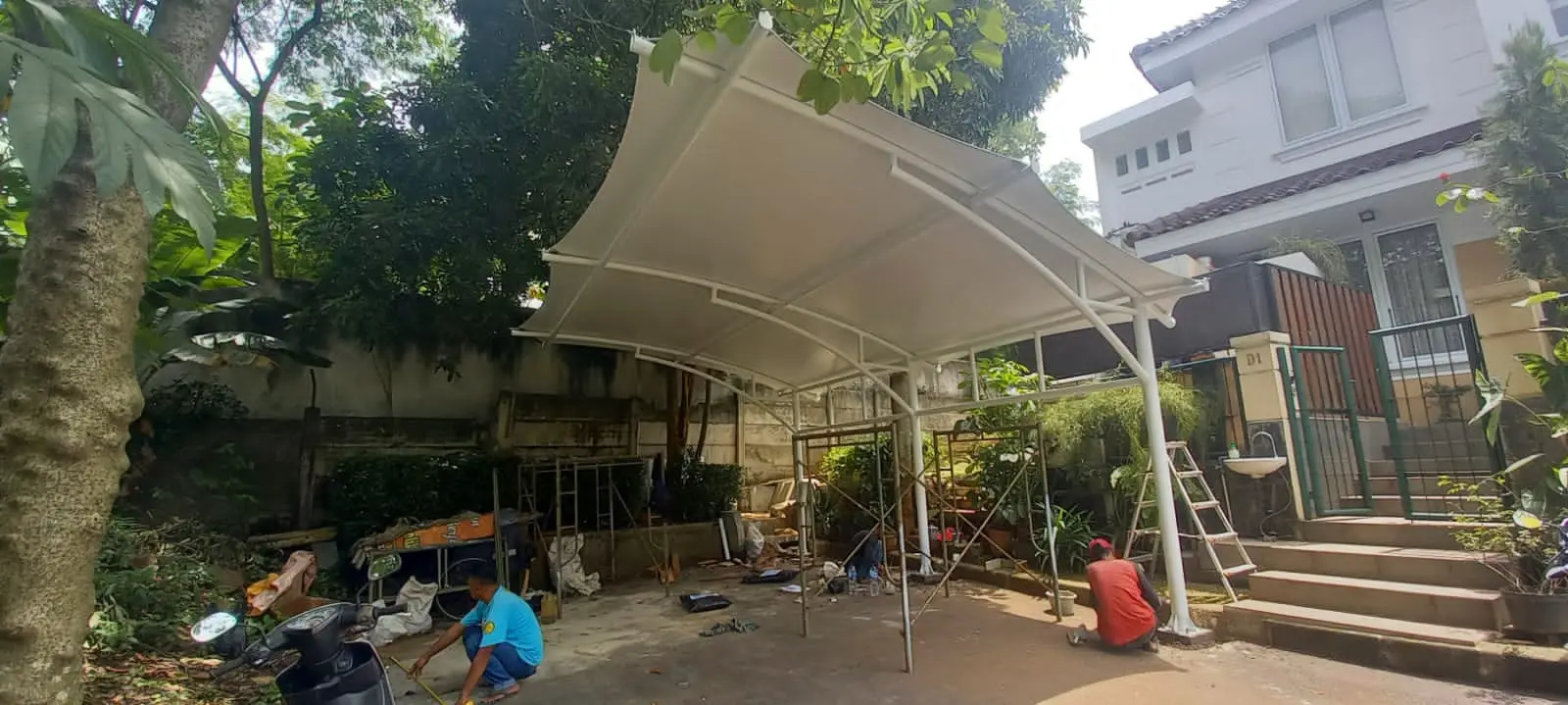 Kanopi membrane Serge Ferrari untuk parkiran mobil di Bintaro