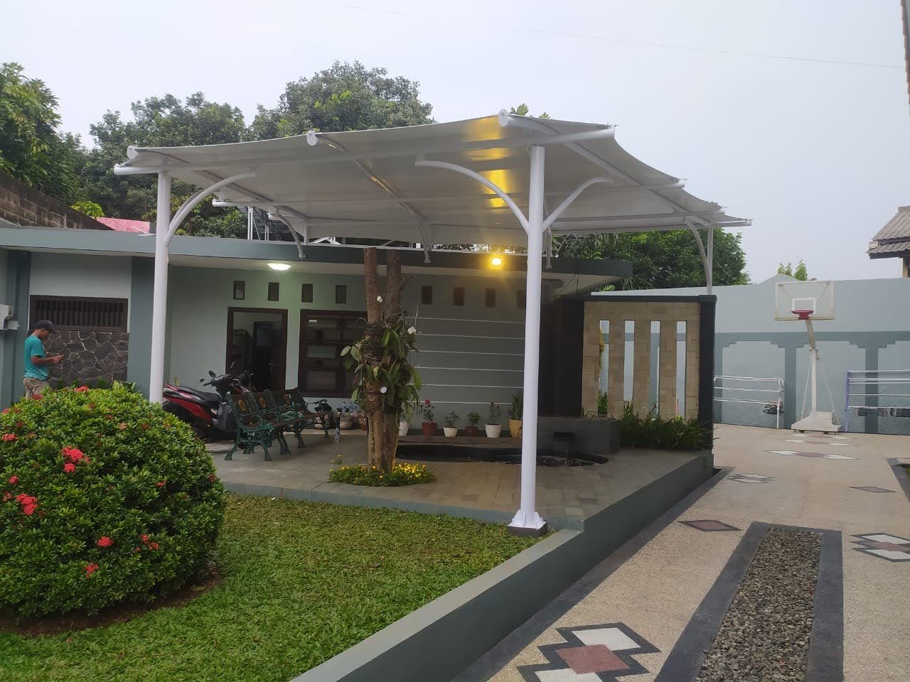 Aplikasi kanopi membrane rumah untuk peneduh teras kolam koi di Ciracas